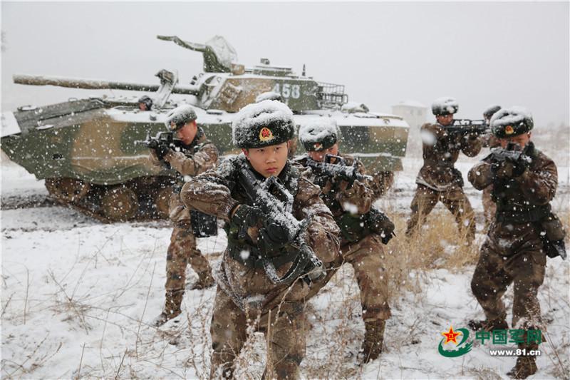 圣诞老人滑雪送礼物